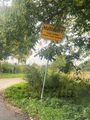 Foto: Ortseingangsschild kippt (starke Schieflage) in Mahlsdorf 