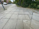 Foto: Nicht eben und passend verlegte Gehwegplatten 