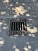 Foto: Noch nicht behobenes Defekte Gullydeckel vom 2024! 