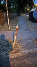 Foto: Gehwegbegrenzung /Poller wurde heute anscheinend krummgefahren 