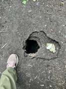 Foto: Großes unterspültes tiefes Loch  