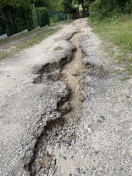 Foto: Straße ausgespült/ stark beschädigt  