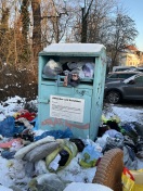 Foto: Altkleidercontainer übergüllt 
