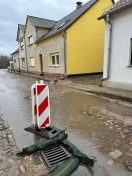 Foto: Straße sackt ab, Regenwasser kann nicht abfließen  