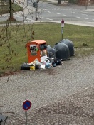 Foto: Unsachgemäße Kleiderentsorgung und Müll Deponie 