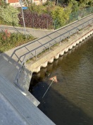 Foto: Verkehrsschild im Wasser 