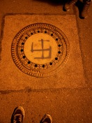 Foto: Symbol auf Gullideckel 