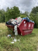 Foto: Müllcontainer hinter Kleingartenanlage  