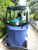 Foto: Hermes-Fahrzeug auf Gehweg  