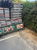 Foto: Beschädigung Gittersteine auf dem Straßenbegleitgrün 