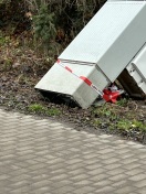 Foto: Deponie und beschädigter Telekomkasten 