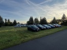 Foto: Autos auf Wiese abgestellt? 