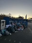 Foto: Kleidercontainer Parkplatz „Marktkauf“ 
