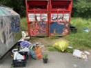 Foto: Müll verteilt bei den Glascontainern 