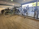 Foto: Scherben und Müll im Fahrradparkhaus 