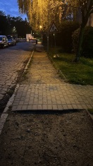 Foto: Amt reagiert nicht – gravierende Gefährdung auf öffentlichem Gehweg! 