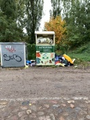 Foto: Müll am Altkleidercontainer  