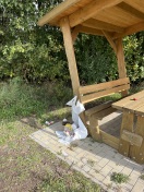 Foto: Überdachter Rastplatz aufgerissene Mülltüte 