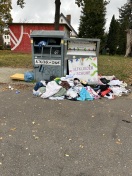 Foto: Wilde Müllablagerung vor den Altkleidercontainern 