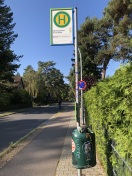 Foto: Überquellender Bushaltestellenmülleimer/Hunddkotbeutel 