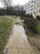 Foto: Gehweg bei Regen unter Wasser 