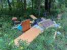 Foto: Hausrat am Waldrand entsorgt 