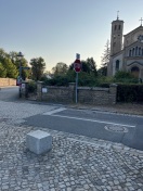 Foto: Stopschild an der Kirche/ Gefahr auf dem Schulweg  