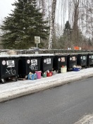 Foto: Glas/Keramik am Straßenrand 