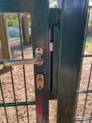 Foto: Tür zum Spielplatz schließt nicht 