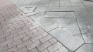 Foto: Gebrochene  Fußwegplatten  Heinersdorfer Weg 