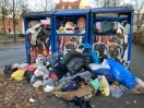 Foto: Überquellender Altkleidercontainer  