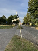 Foto: Straßenschild schief 