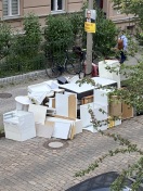 Foto: Riesiger Sperrmüllberg auf der Straße  