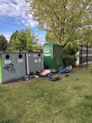 Foto: Hausrat/Müll an Glascontainer 
