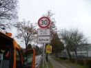 Foto: Bei dem Hinweisschild Schule Geschwindigkeit 30 fehlt die zeitliche Begrenzung!!! ZB 7 - 17 !!! 