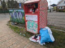 Foto: Müll / Feuerwerkreste und Altkleidercontainer 