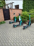 Foto: E-Roller stellen Grundstückstür zu. 