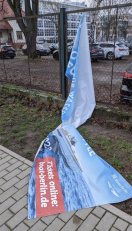 Foto: Werbung beeinträchtigt Nutzung des Gehwegs 