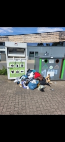 Foto: wilde Deponie am Altkleidercontainer 