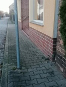 Foto: Blockierung westseitiger Gehweg Erxlebenstraße durch falsch platzierte Beschilderungsmasten 