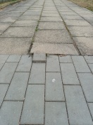 Foto: hochstehender Fussweg 
