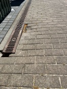 Foto: Gehweg sackt ab und Stein fehlt bereits 
