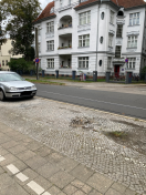 Foto: Beschädigter Gehweg / Parkplatz 