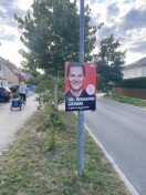 Foto: Partei Werbeplakate starke Sichtbehinderung an Ausfahrt von Privatgrundstück 