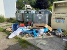 Foto: Illegale Sperrmüll Deponie an den Glascontainern 