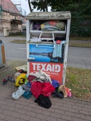 Foto: Volle Kleidercontainer 