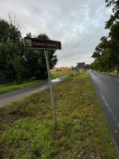 Foto: Deutsche Tonstraße Schild schief 