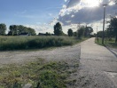 Foto: Gras mähen auf Fläche vor dem Block aus Richtung Ogrosen 