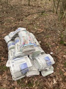 Foto: Blickpunkt Zeitung im Wald abgeladen 