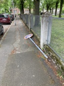 Foto: Altes Schild liegt nach Wechsel auf Gehweg  